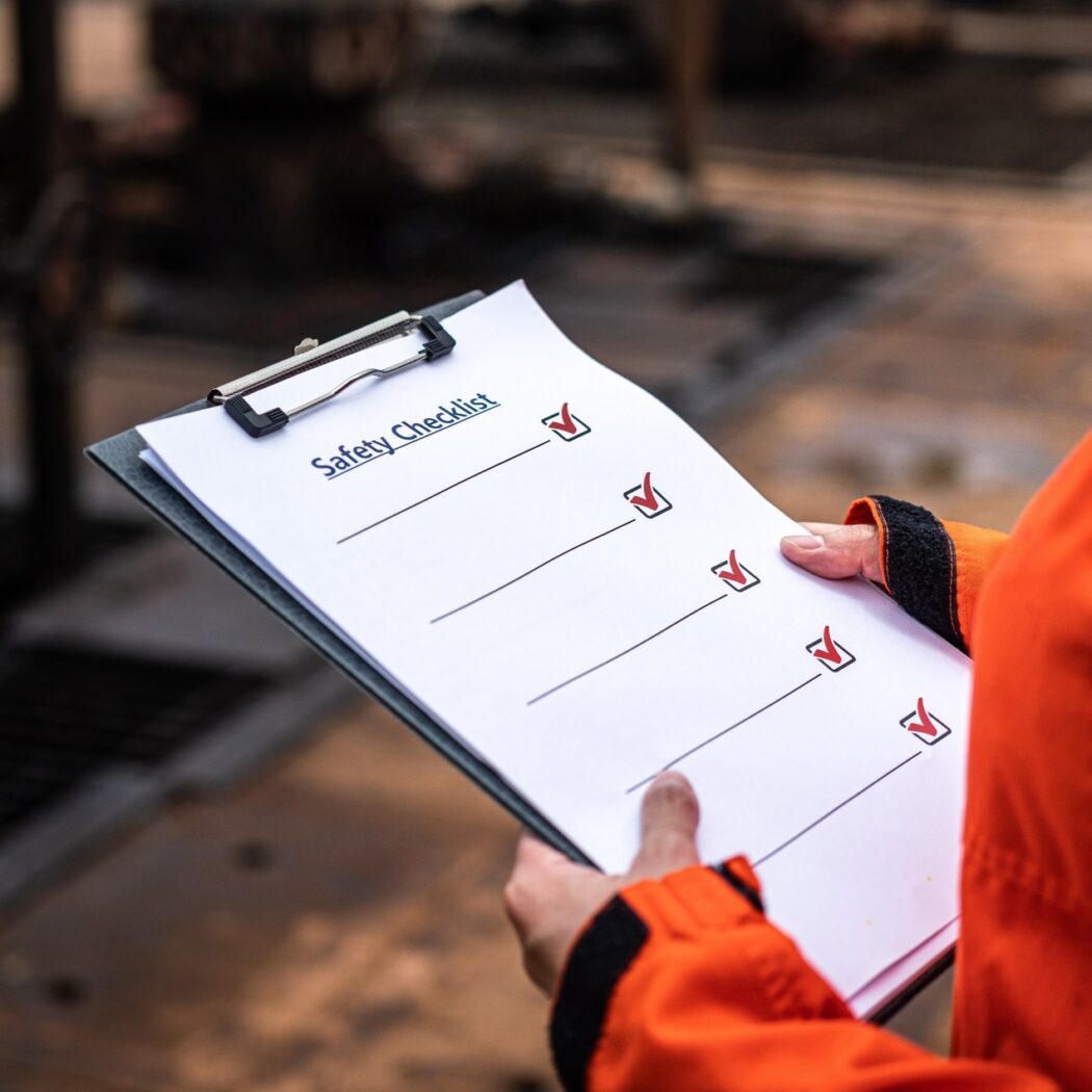 Preventiemedewerker die kennis heeft van de Arbowet- en regelgeving en deze toepast op praktijksituaties binnen de school.