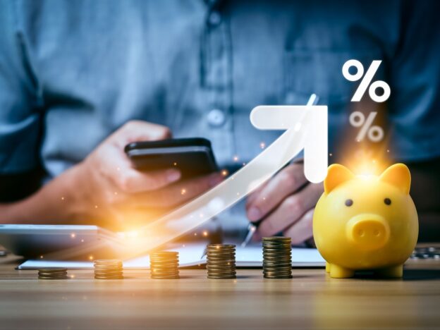 Persoon voert financieel-administratieve werkzaamheden uit binnen een onderwijsinstelling