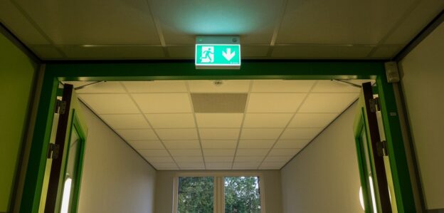Groen noodevacuatiebord nooduitgang