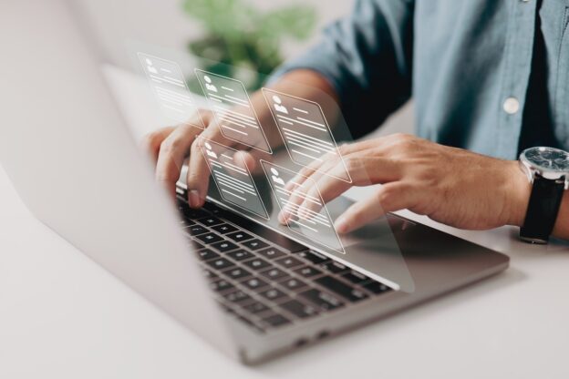 Personeelsmedewerker die achter een computer werkt en de directie ondersteunt bij personeelsbeleid en -beheer.