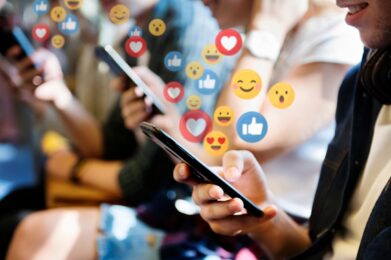 Personen die sociale media gebruiken, waar ook online incidenten kunnen plaatsvinden.