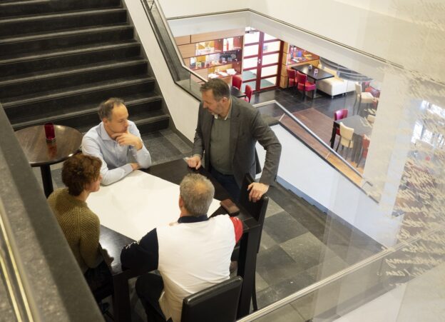 Onderwijs- en afdelingsmanagers in gesprek over financieel management en het beoordelen van financiële informatie
