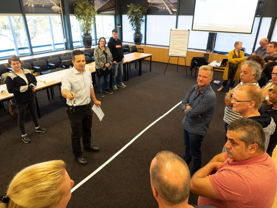 Deelnemers en docent actief in training tijdens de cursus 'Pedagogisch Conciërge 3 (Verdiepingstraining)', in interactie met elkaar