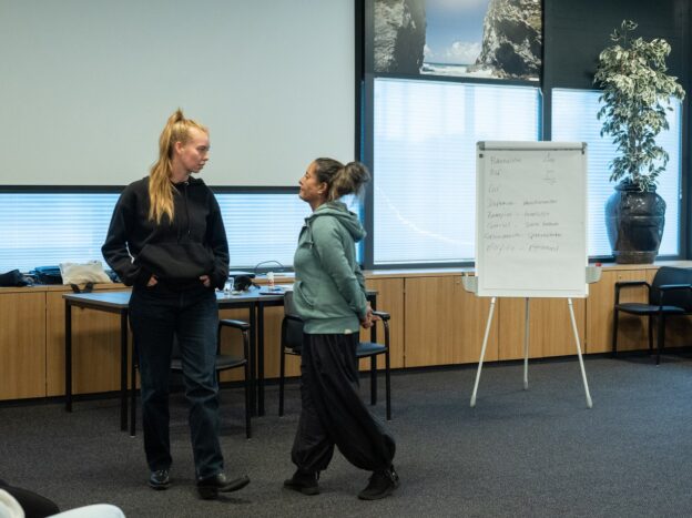 Acteurs zijn bezig met een oefening voor de cursus 'Pedagogisch Conciërge in het primair onderwijs'