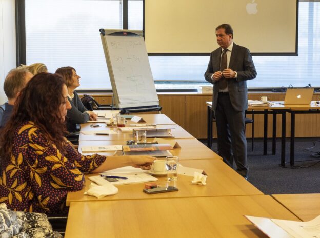 Docent in interactie met deelnemers tijdens de cursus 'Arbeidsrecht en sociale zekerheid in het PO'