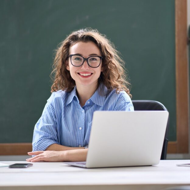 personeelsmedewerk(st)er die bezig is met administratieve procedures achter haar laptop