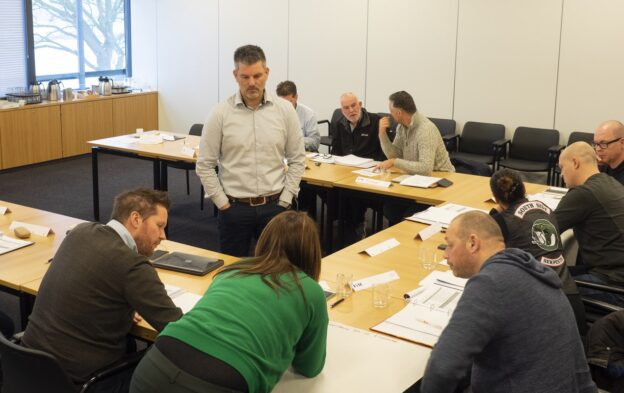 Deelnemers volgen actief de cursus 'Facility Management in het onderwijs'