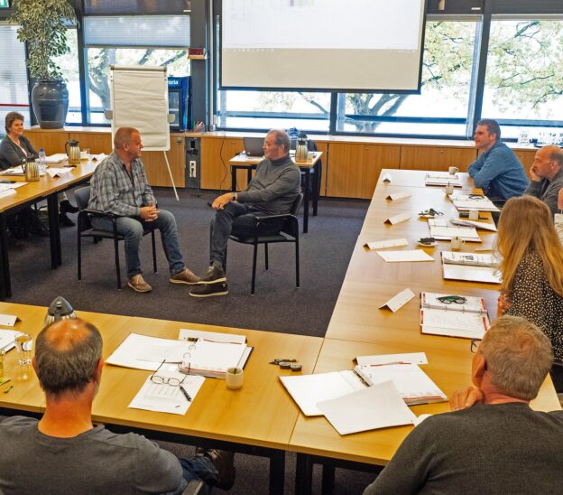 Training waarbij deelnemers oefenen met leidinggeven aan een team, in een interactieve setting