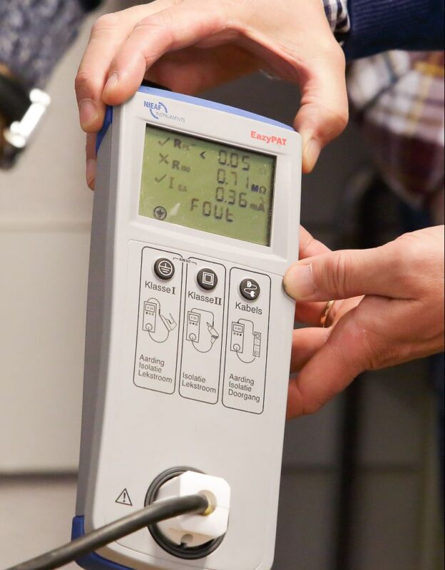 Onderwijsmedewerker controleert elektrisch arbeidsmiddel om veilig en gezond gebruik op school te waarborgen