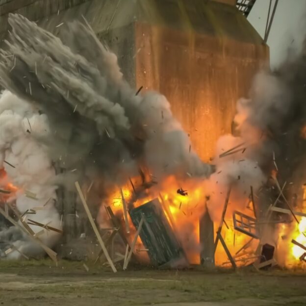 Illustratieve ontploffing als symbool voor explosieveiligheid op school, met verwijzing naar risico’s zoals chemische stoffen, gasflessen en stofexplosies in praktijklokalen