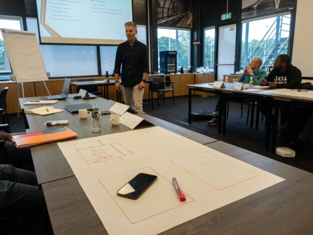 Deelnemers die actief deelnemen aan de cursus 'Facilitair (gebouw)beheer voor conciërges'