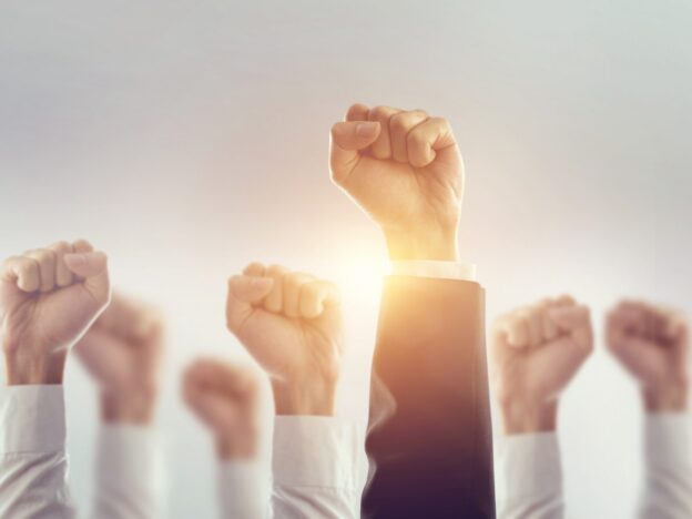 Hand die boven de andere uitsteekt als symbool voor leiderschap en communicatie