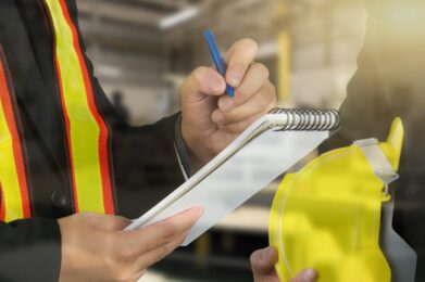 Preventiemedewerker die kennis heeft van de Arbowet- en regelgeving en deze toepast op praktijksituaties binnen de school