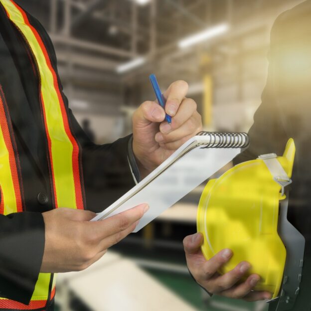 Preventiemedewerker die kennis heeft van de Arbowet- en regelgeving en deze toepast op praktijksituaties binnen de school