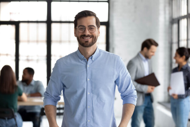 Vriendelijke medewerker die interactie heeft met diverse mensen in een schoolomgeving