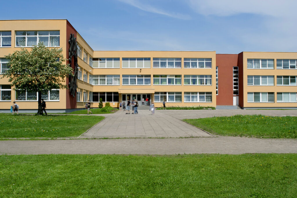 Schoolgebouw met een ruim schoolplein