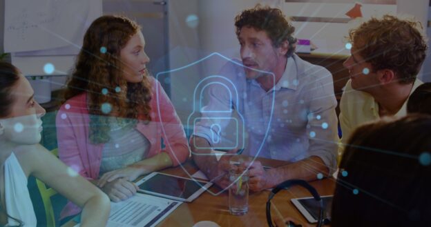 Medewerkers overleggen over hun aanpak bij crisissituaties en noodsituaties op school