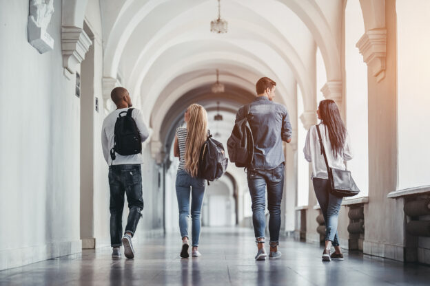Groep leerlingen die aangenaam door de gang van de school lopen